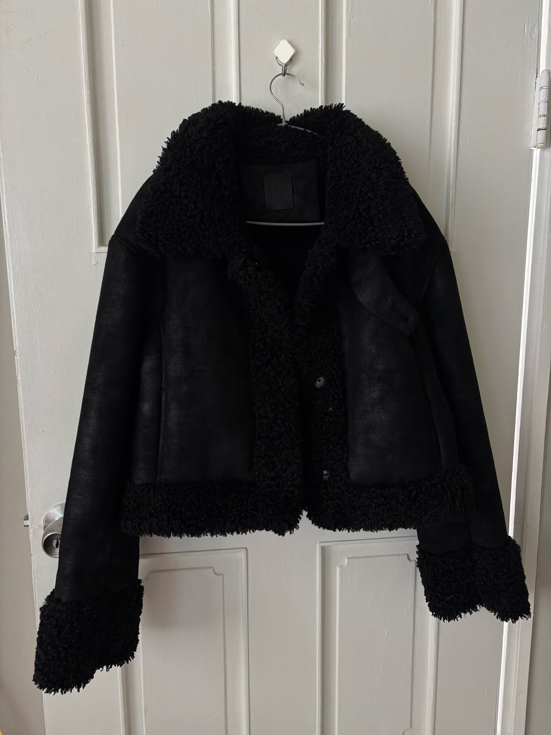 Yull 블랙 무스탕 자켓 상품이미지3