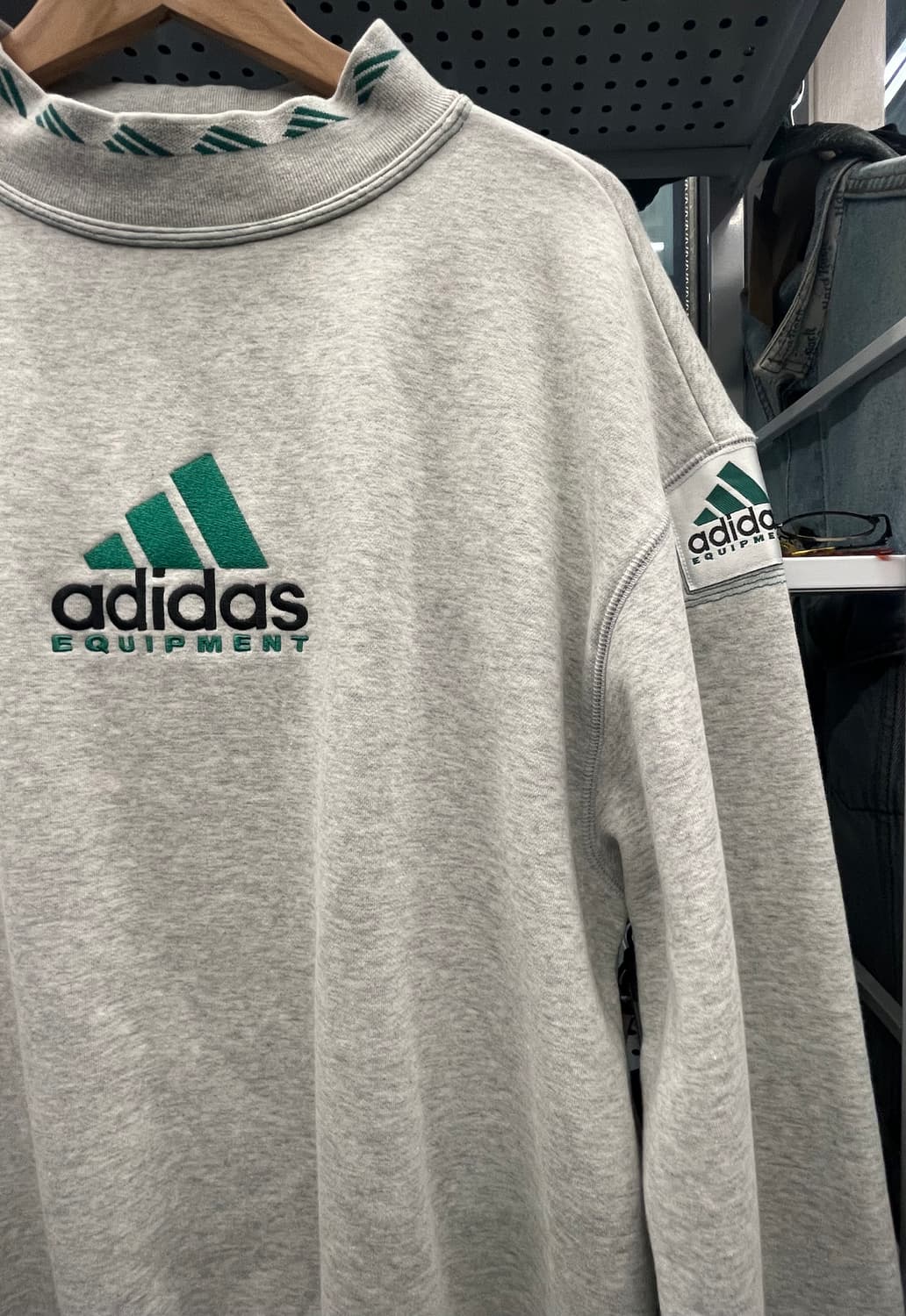 아디다스 Equipment 기모 맨투맨 회색 상품이미지5