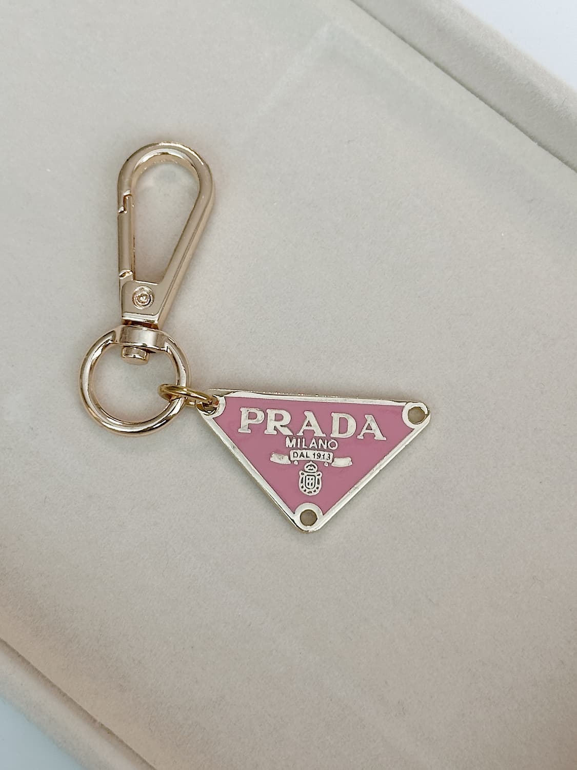 프라다 삼각 로고 키링 핑크 업사이클링 상품이미지1
