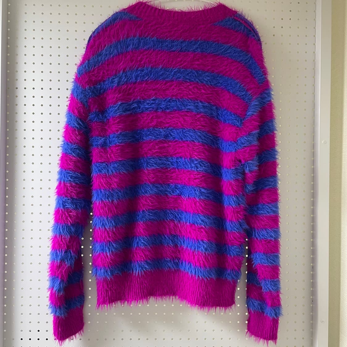 [xs] 앤더슨벨 스트라이프 헤어리 모헤어 브이넥 니트 핑크 상품이미지2