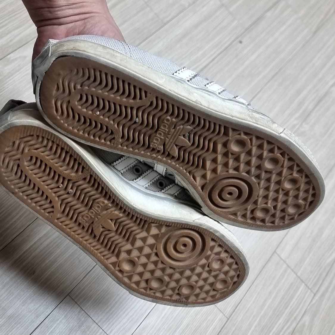 아디다스 회색 스니커즈(235) 상품이미지3