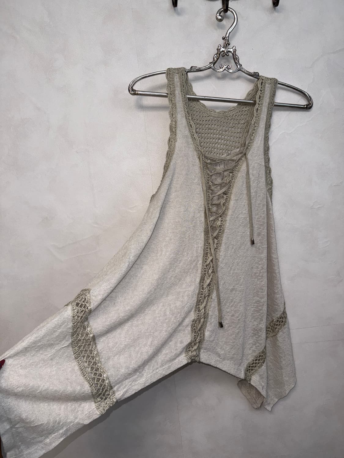 Ash beige crochet laceup unbalance 슬리브리스 상품이미지2