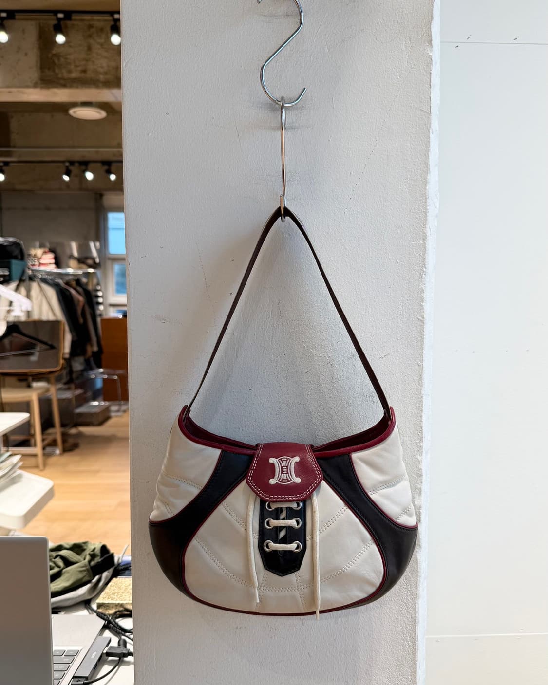 셀린느 화이트 레드 02s 피파 월드컵 레더 숄더백  상품이미지2