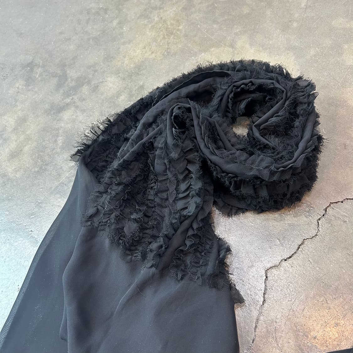 블랙 러플 디테일 머플러 상품이미지2
