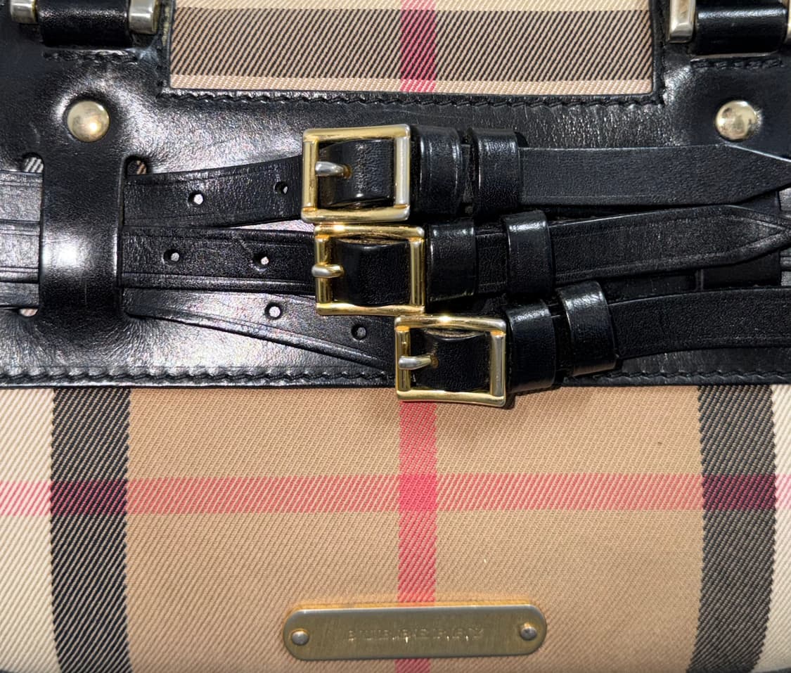 버버리 체크 패턴이 돋보이는 클래식 핸드백입니다. 상품이미지9