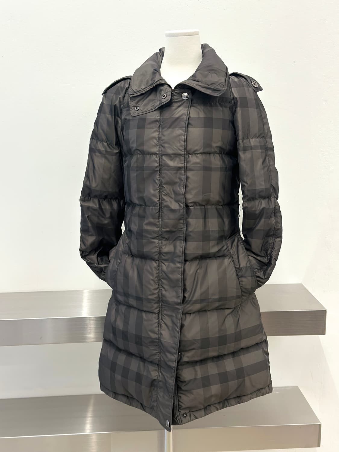 버버리 그레이 체크 롱 패딩  상품이미지5