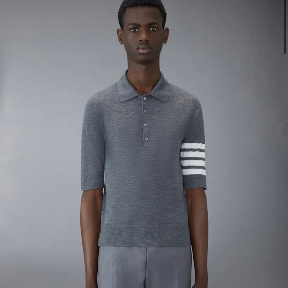 [S+급/3] 톰브라운 사선완장 메리노 울 반팔 카라티 그레이 상품이미지8