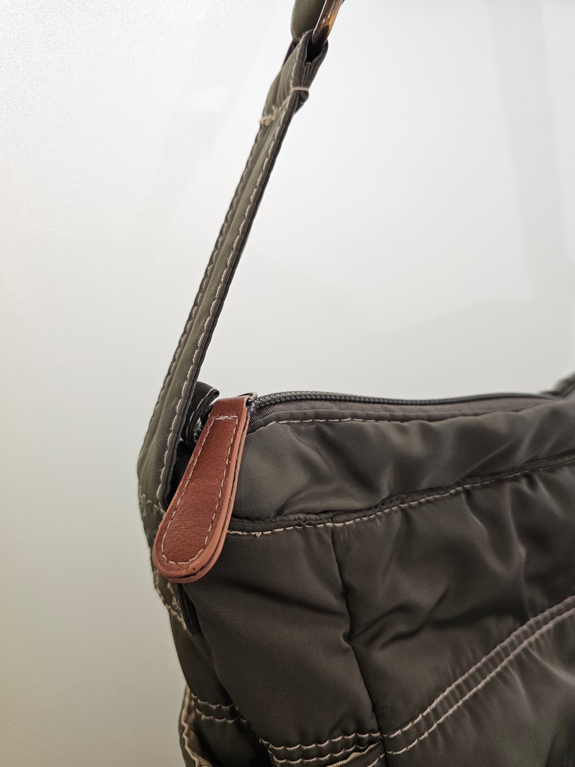 Japan 카키 패딩 크로스백 상품이미지8