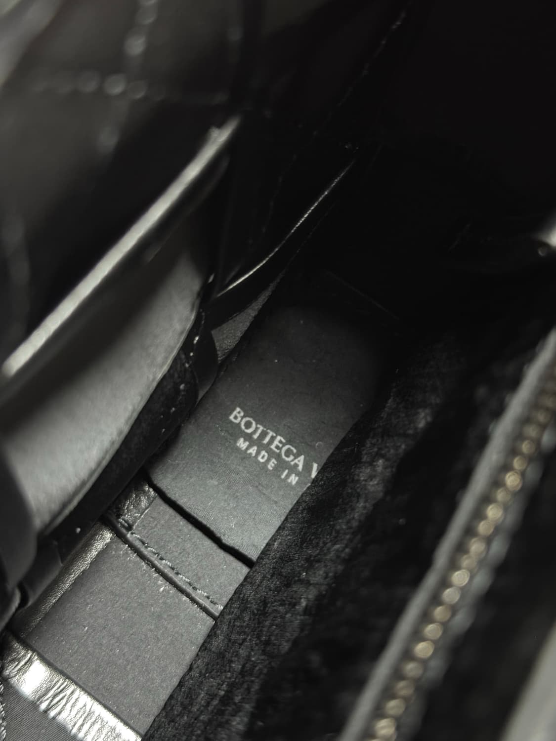 보테가 베네타 카세트백 유광레더 블랙 상품이미지7