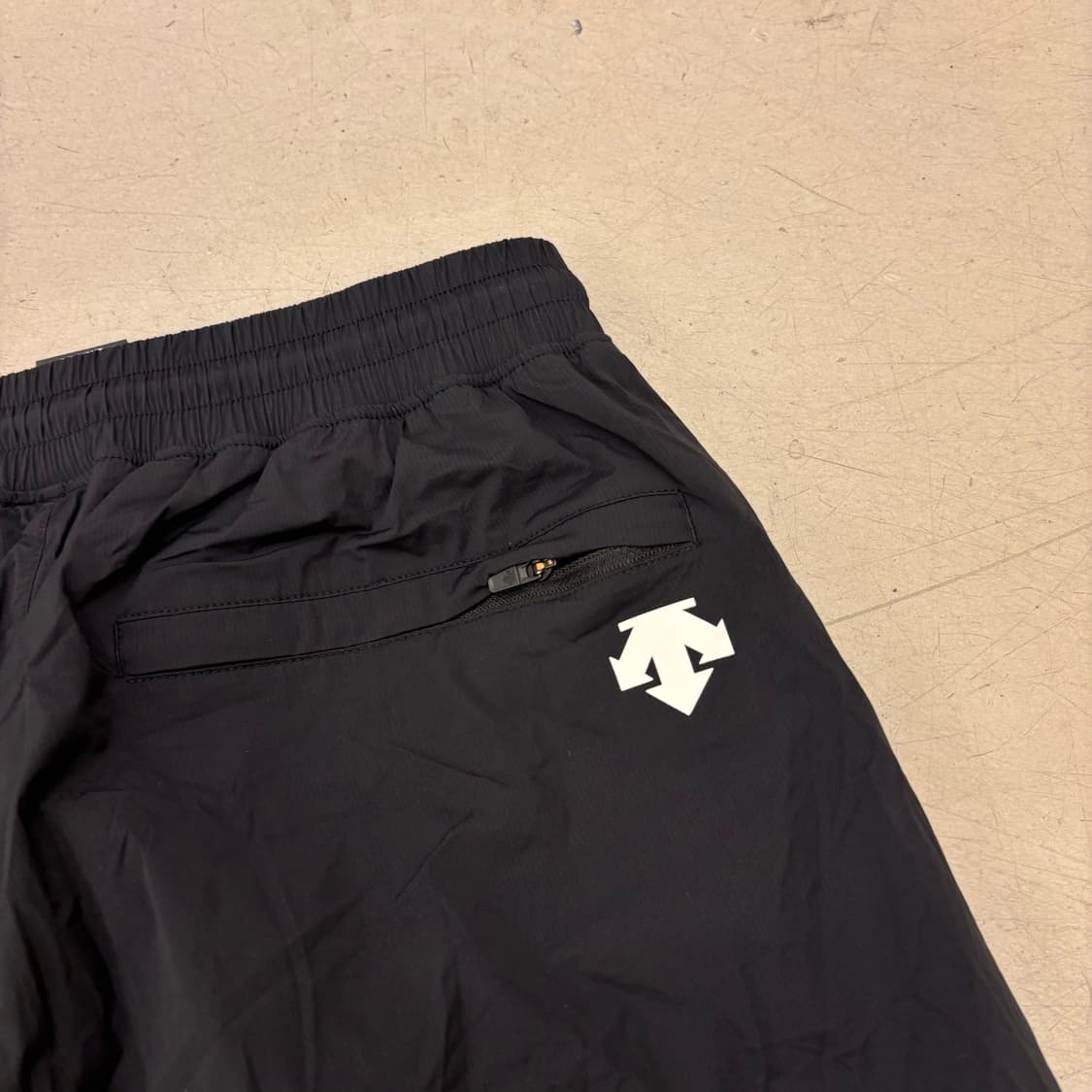 데상트 나일론 블랙 트랙 조거 팬츠 상품이미지2