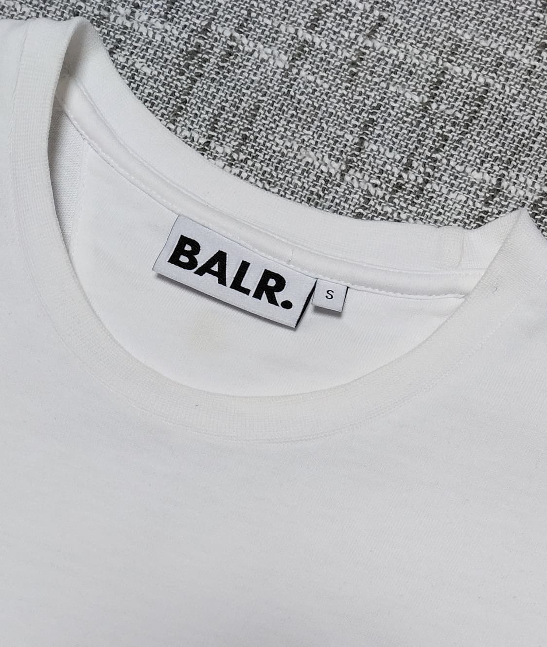 [S] 발레르(BALR.) 메탈 플레이트 로고 반팔 티셔츠 (화이트) 상품이미지4