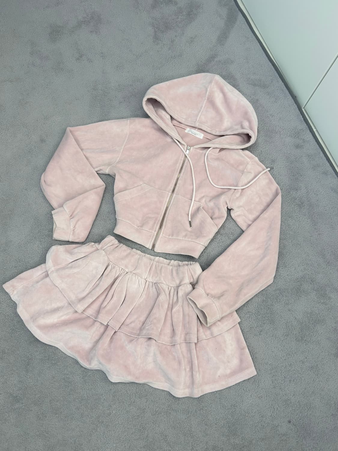 연한 핑크 컬러의 투피스 세트 상품이미지1