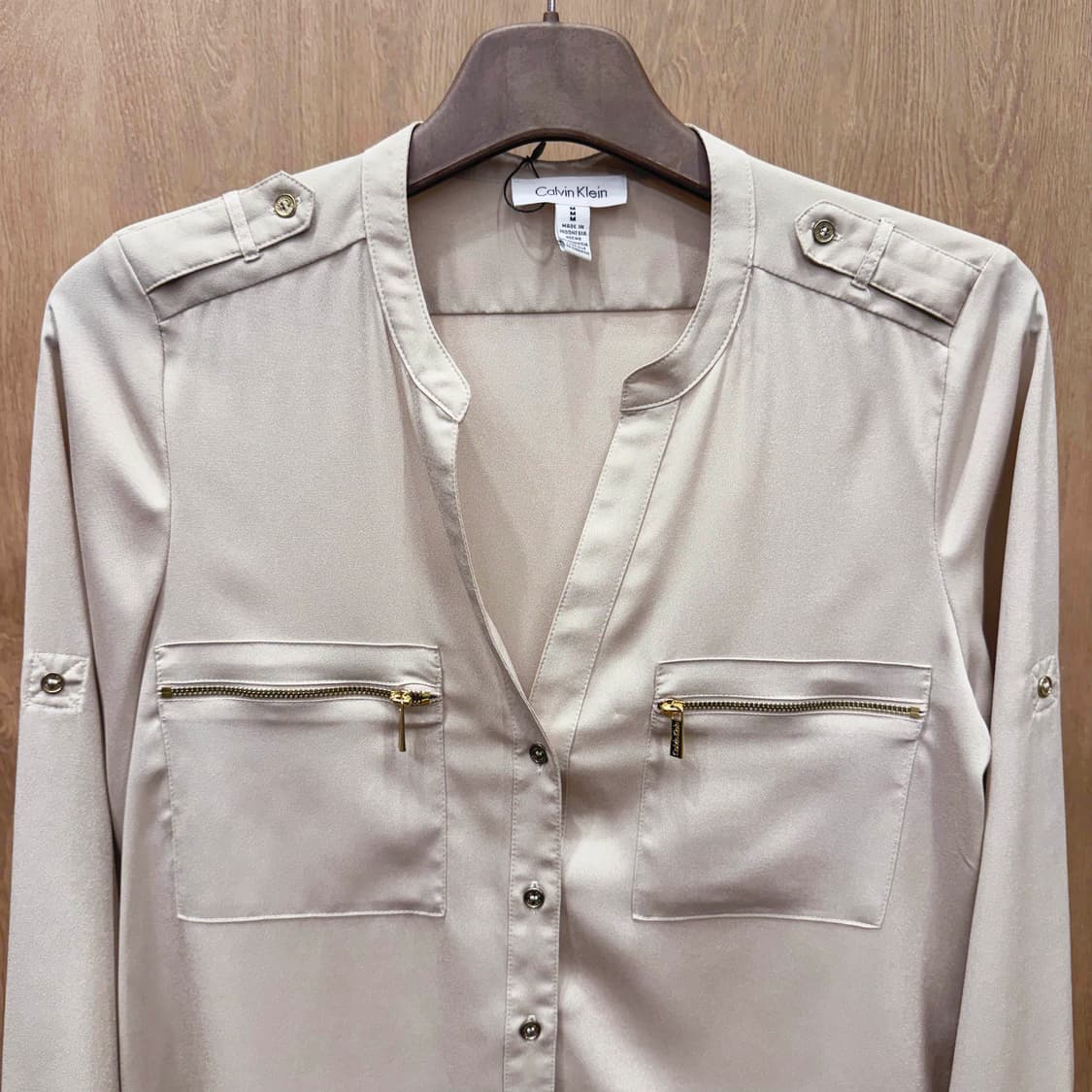 캘빈클라인 노카라 셔츠 블라우스 골드 지퍼 포켓 디테일 베이지 상품이미지4