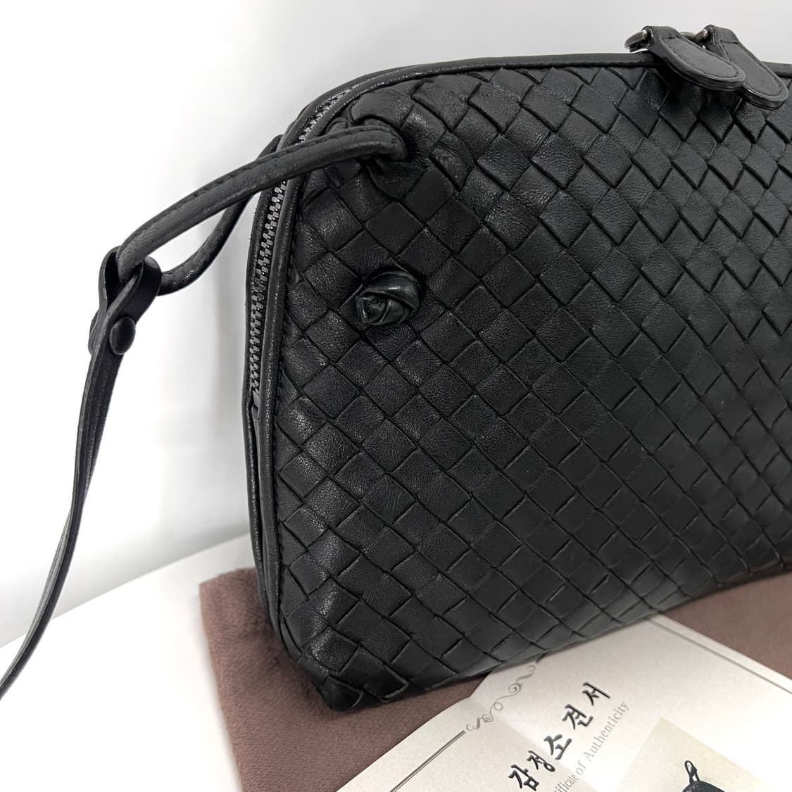 [감정완료] 보테가베네타 인트레치아토 노디니 크로스백 블랙 상품이미지6