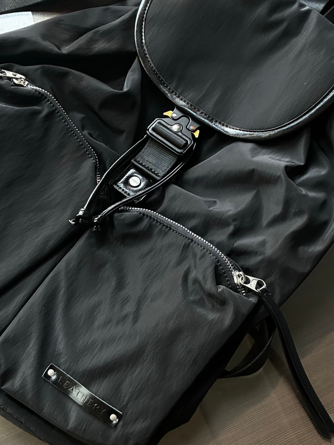 레더리 글로시 나일론 버킷 백팩 [BLACK] 판매 상품이미지10