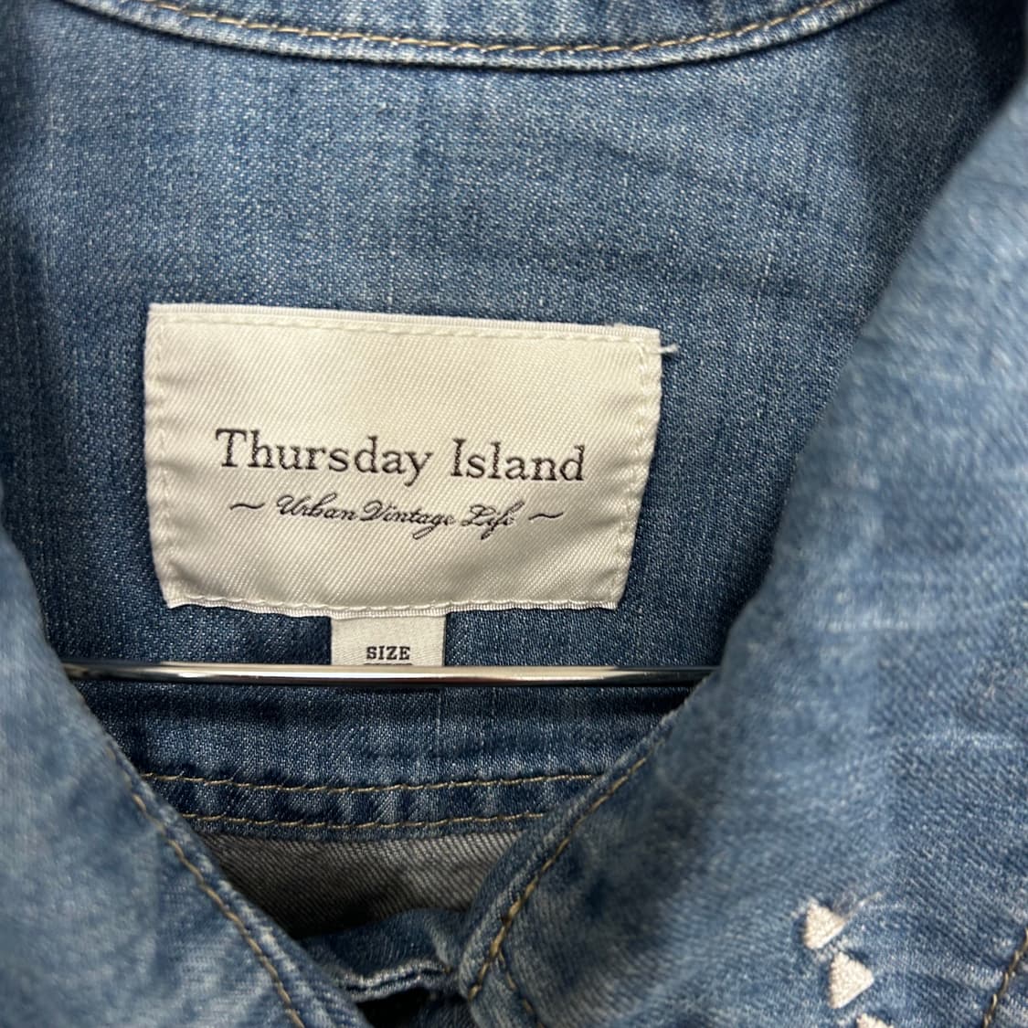 써스데이 아일랜드 자수 데님 크롭셔츠 상품이미지3