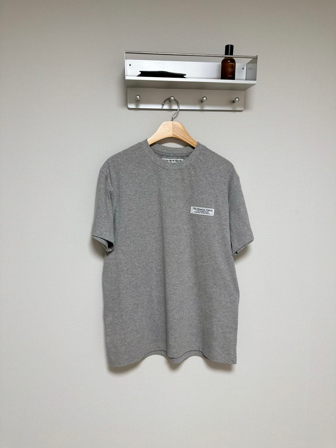 더뮤지엄비지터 실버 큐빅 스터드 로고 티셔츠 상품이미지2
