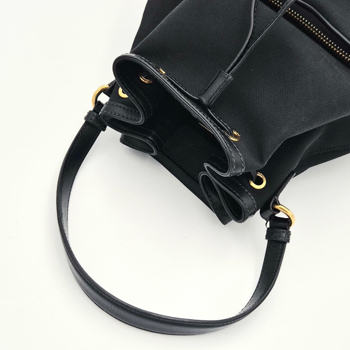 프라다 듀엣 자카드 캔버스
버킷백 겸 숄더백

전면 프라다 로고 프린팅  상품이미지6