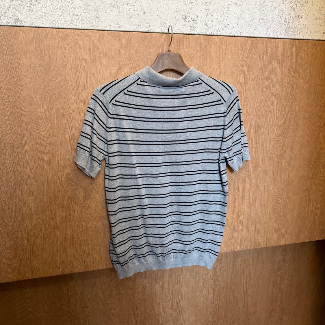 마가렛호웰 반팔 니트 카라넥 스트라이프 패턴 디테일 레귤러핏 그레이 상품이미지2