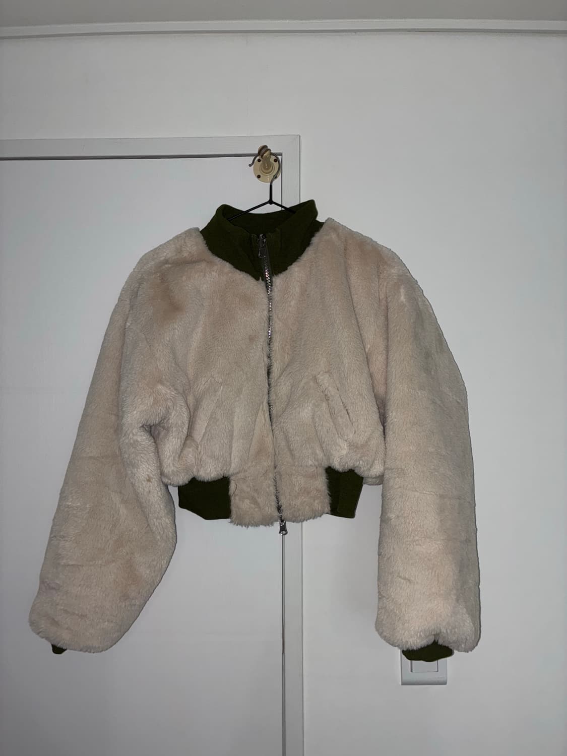 리버서블 양털 크롭 항공점퍼 카키 상품이미지4