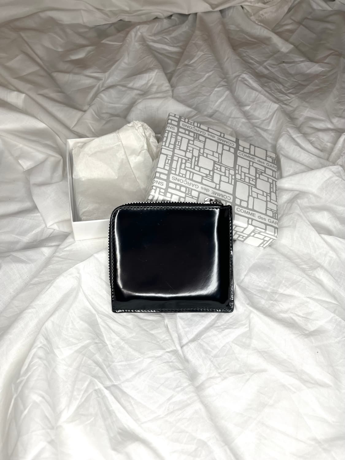 꼼데가르송 클래식 페이턴트 지퍼 지갑 상품이미지1