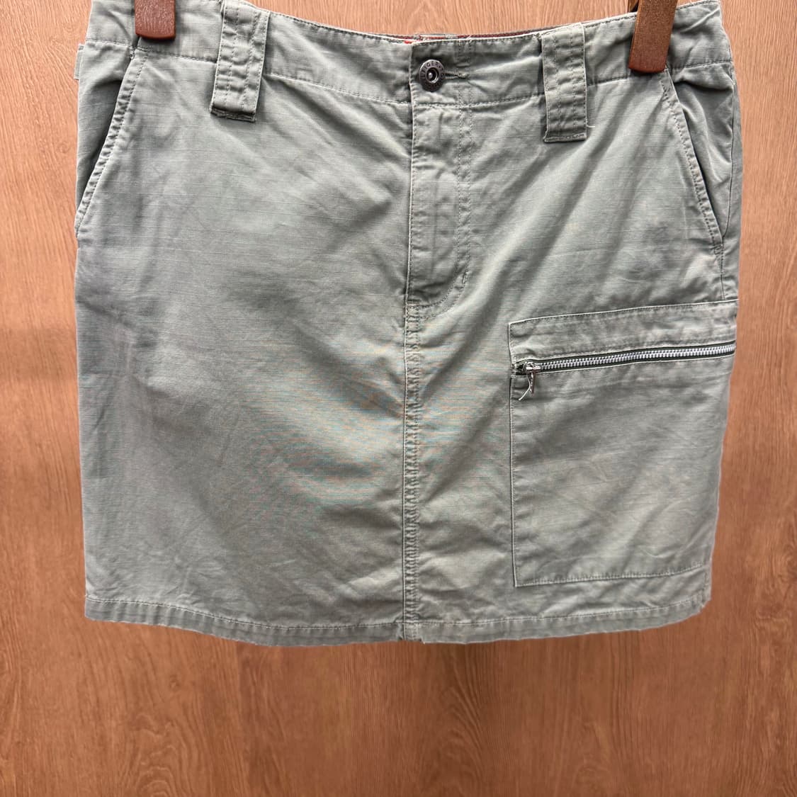 타미힐피거 미니 스커트 지퍼 포켓 백 로고 자수 디테일 H라인 카키 상품이미지5