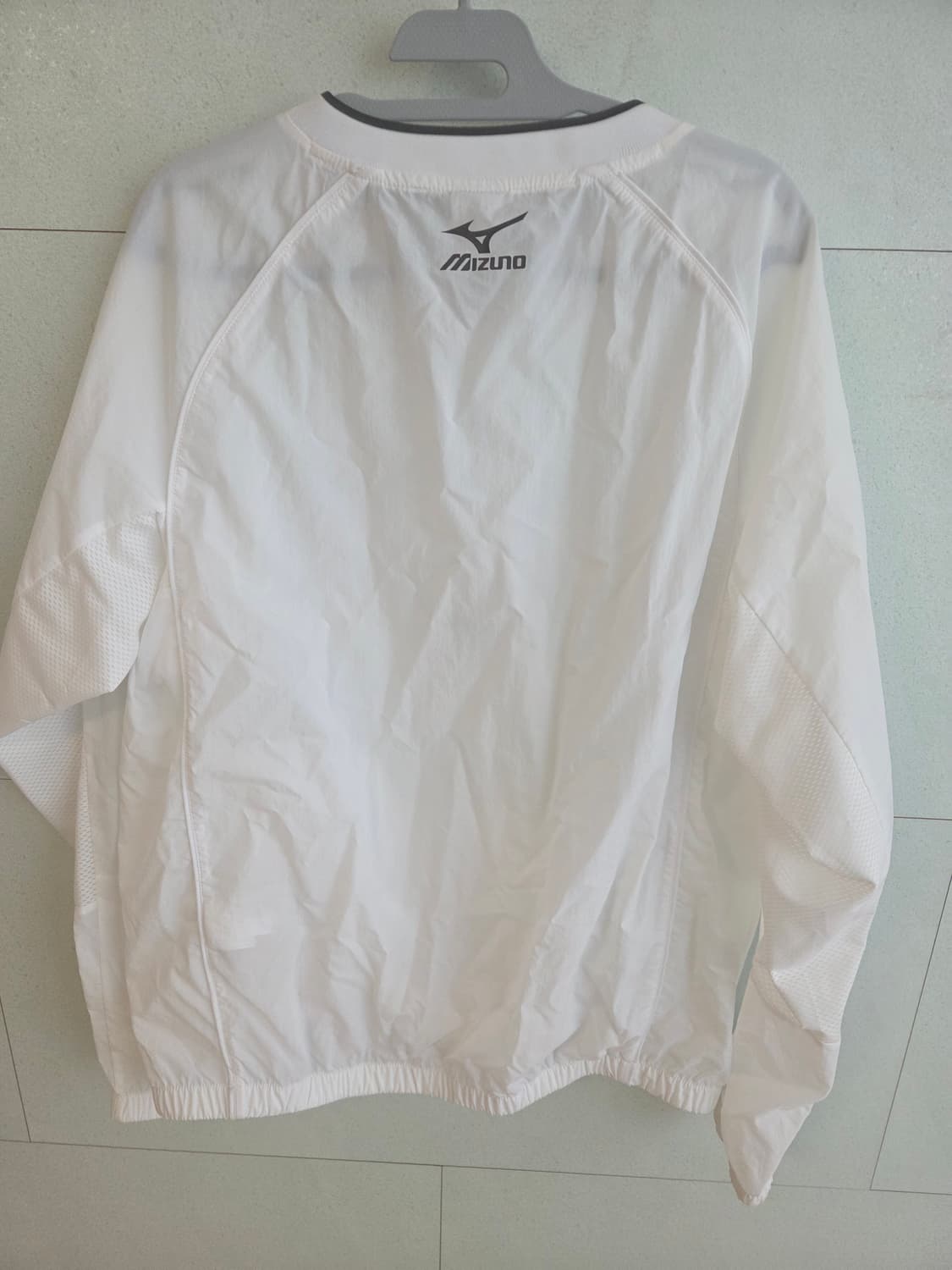 미즈노 남여공용 브이넥 우븐 맨투맨 바람막이 티셔츠(1회착용) 상품이미지4