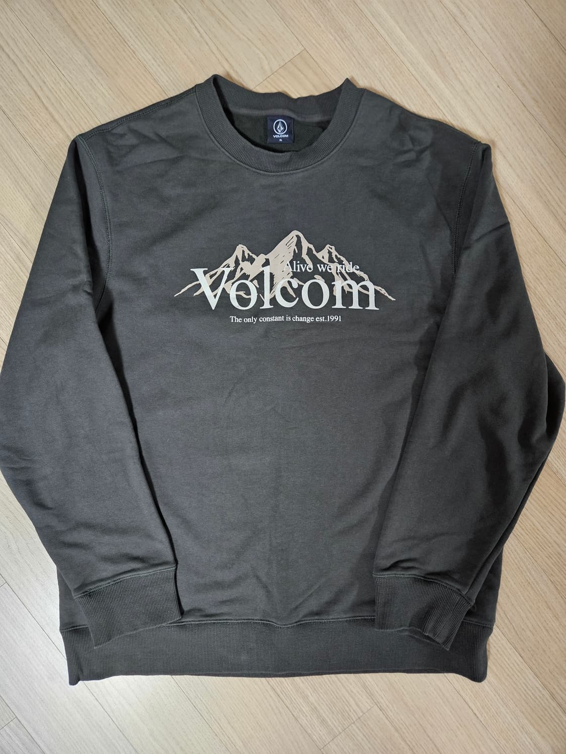 볼컴 맨투맨 카키 상품이미지2