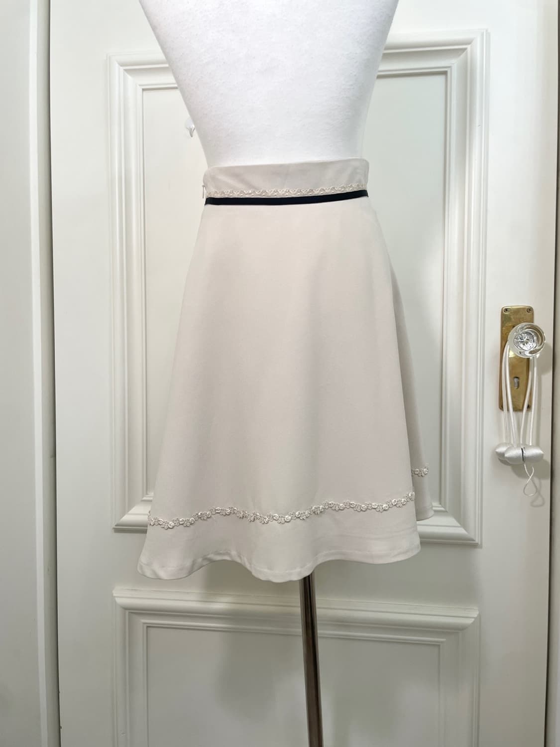 beigeivory brown line bow point midi sk 상품이미지4