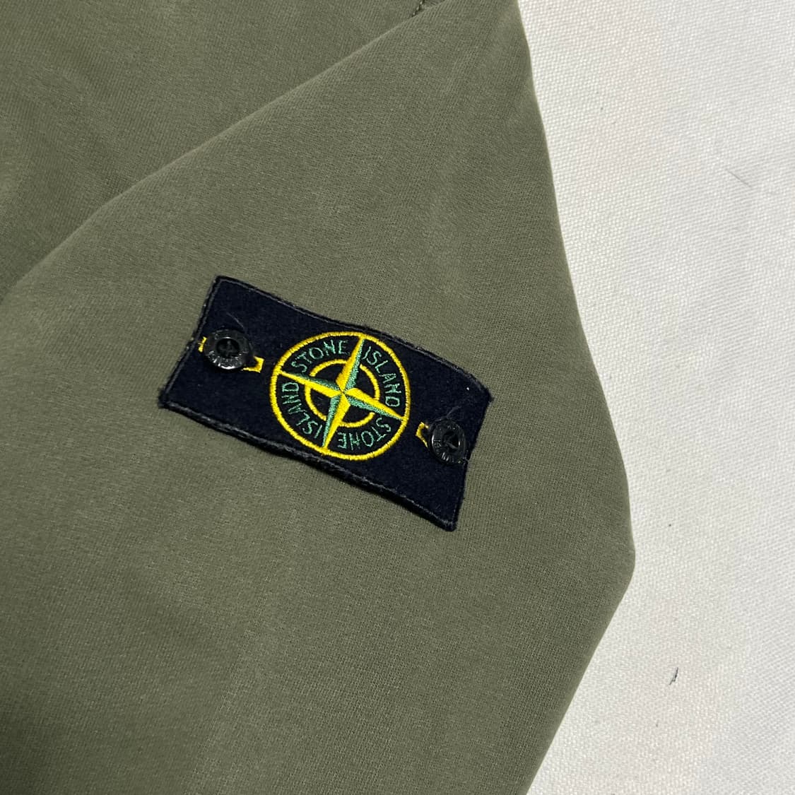 XL 스톤아일랜드 와펜 패치 카키 맨투맨 상품이미지4