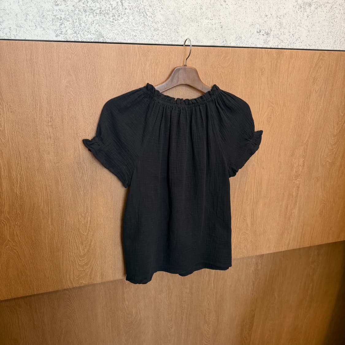 토미 바하마 브이넥 반팔 블라우스 프릴 셔링넥 버튼업 디테일 블랙 상품이미지2