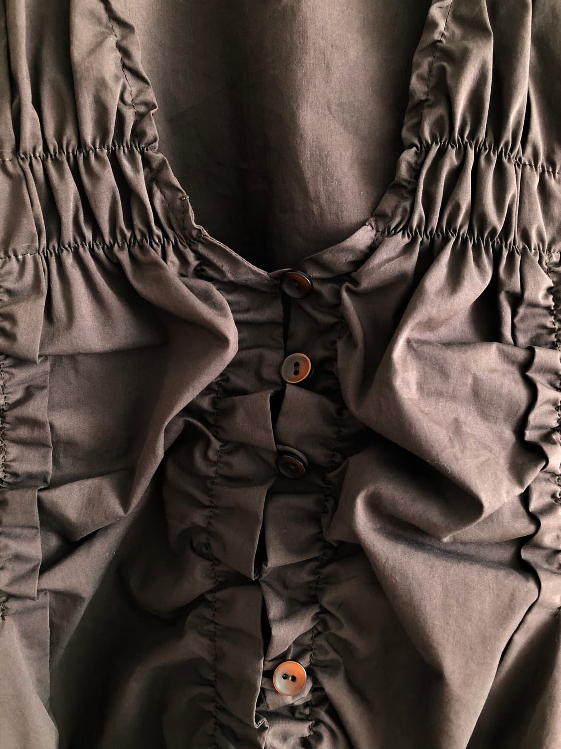 로우클래식 슬리브리스 블라우스 브라운 상품이미지6