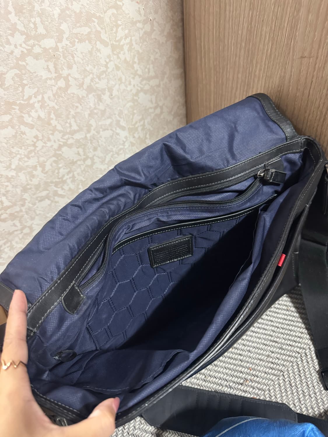 투미 남성가방 크로스백 가죽 상품이미지4