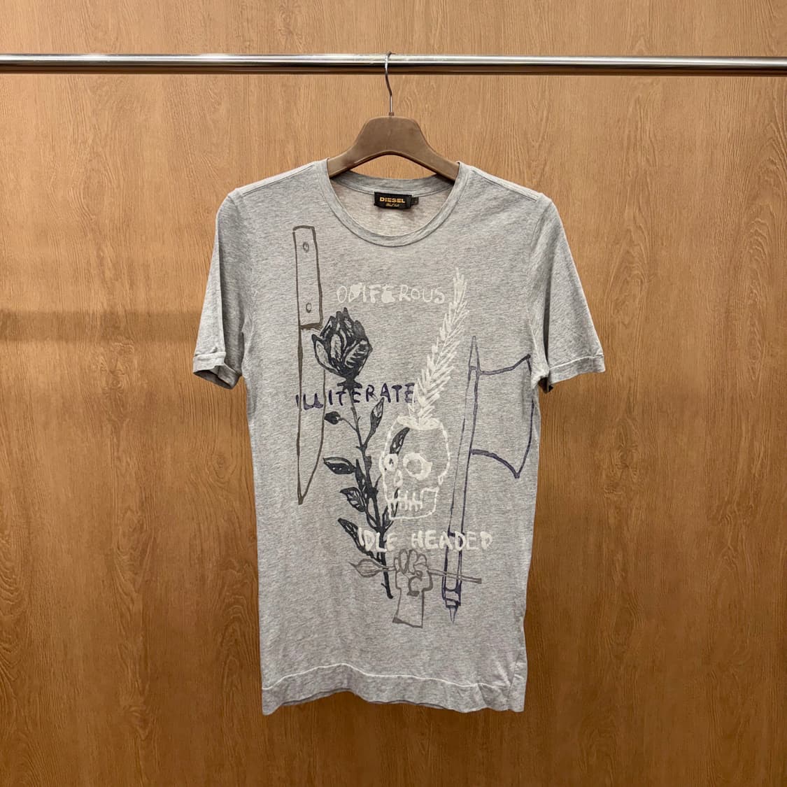 디젤 반팔 티셔츠 블랙골드 스컬 그래픽 프린팅 디테일 코튼 그레이 상품이미지2