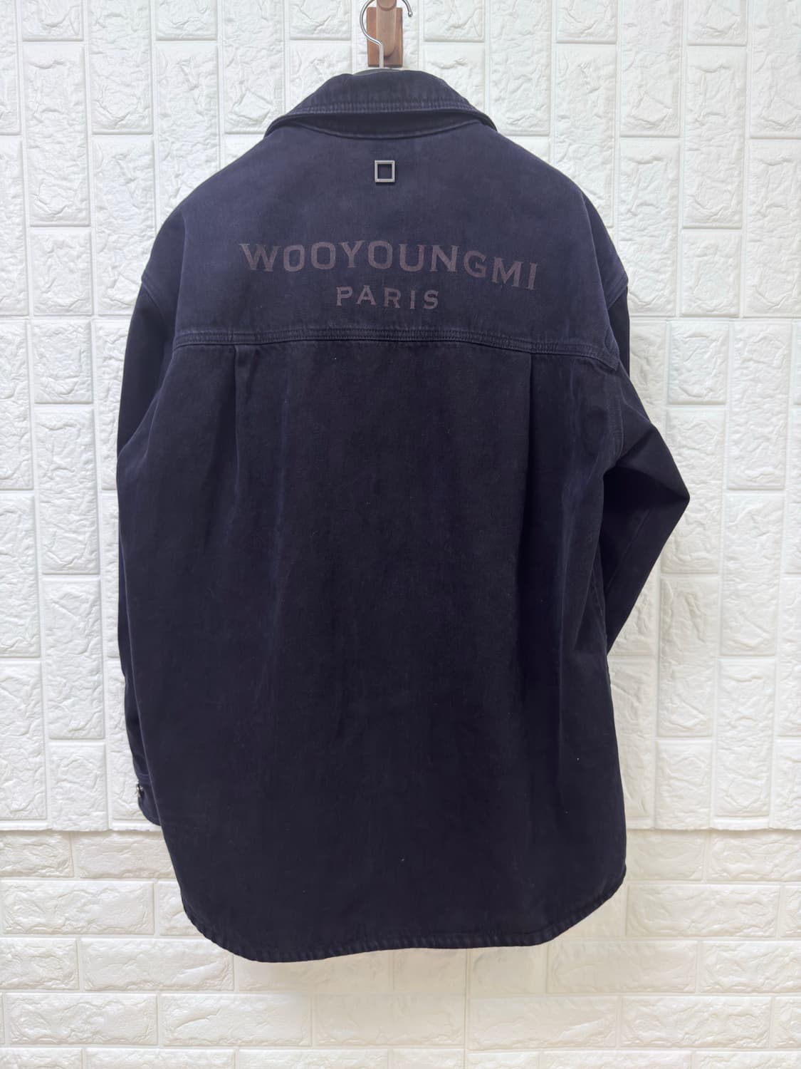 (25FW새상품)우영미 네이비 틴 워싱 데님 백로고 셔츠 상품이미지2