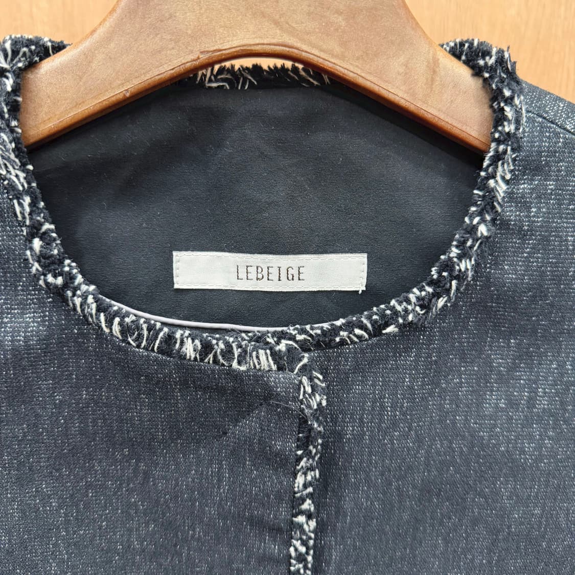 르베이지 롱 자켓 노카라 프레이드 트리밍 디테일 레귤러핏 블랙 상품이미지6