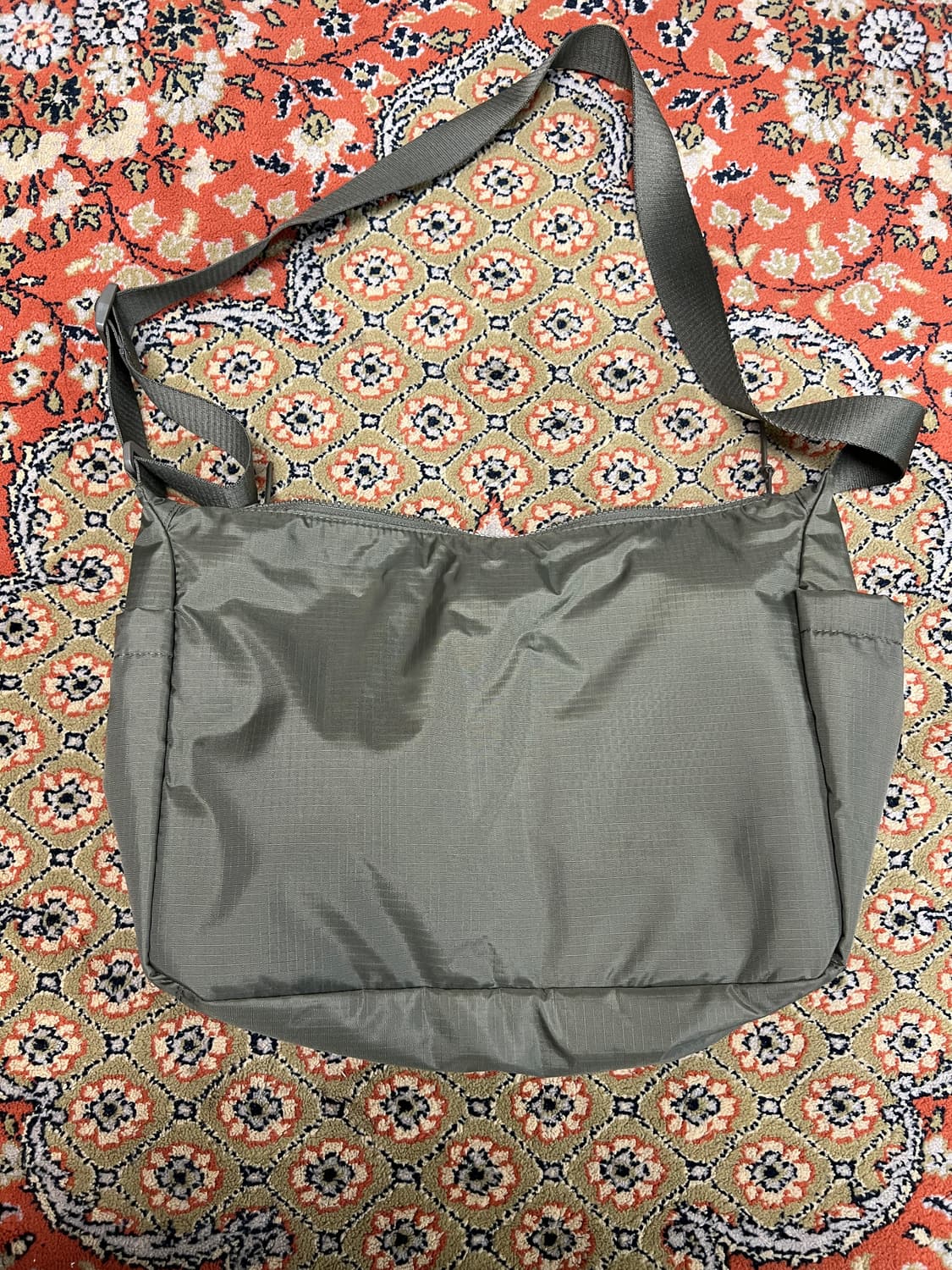 유니클로 멀티 포켓 숄더백 올리브 상품이미지2