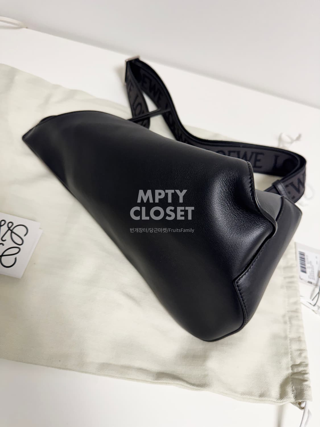 로에베 안톤 슬링백 블랙 카프스킨 상품이미지3