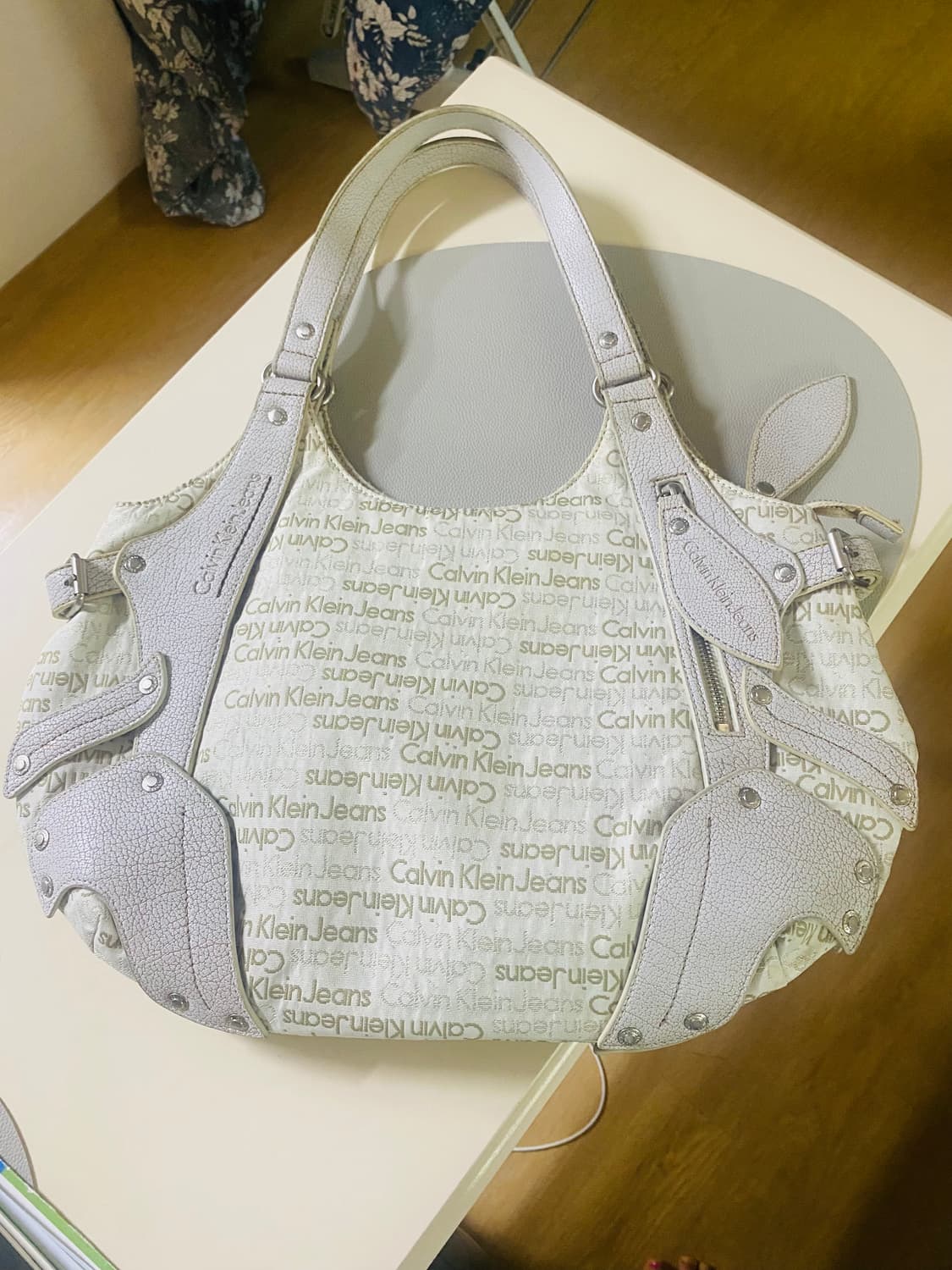 켈빈클라인 빅사이즈숄더백 (그레이앤화이트) 상품이미지2