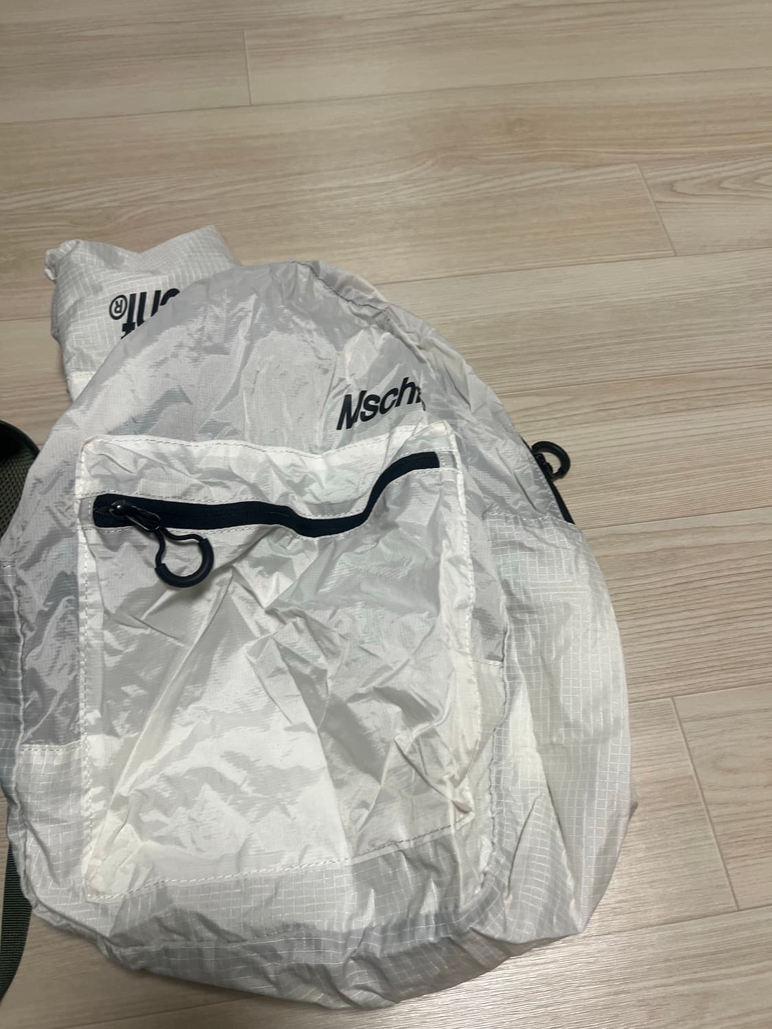 미스치프 패커블 백팩 화이트 상품이미지1