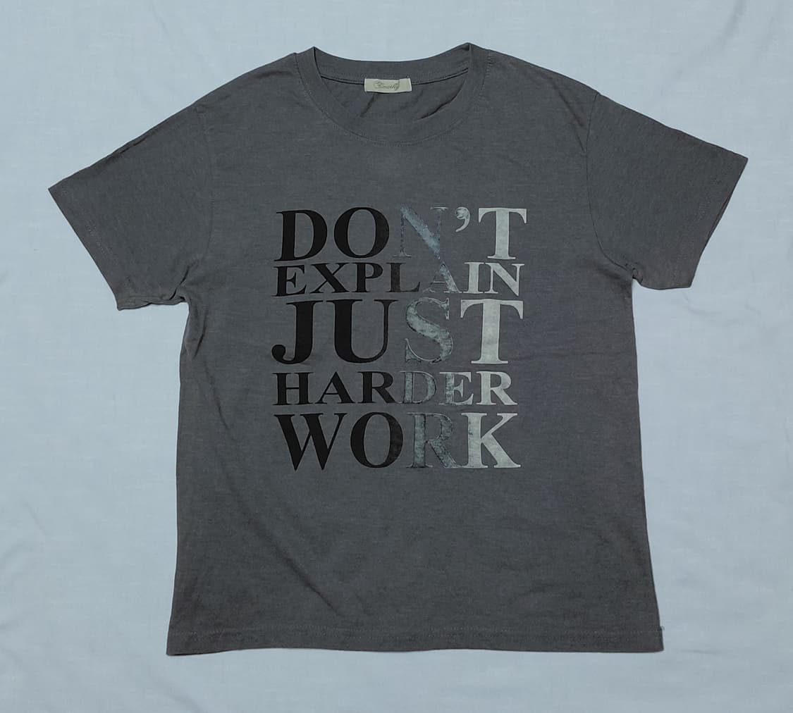 [90] Timothy 워크웨어 무드 레터링 반팔 티셔츠 (차콜) 상품이미지1