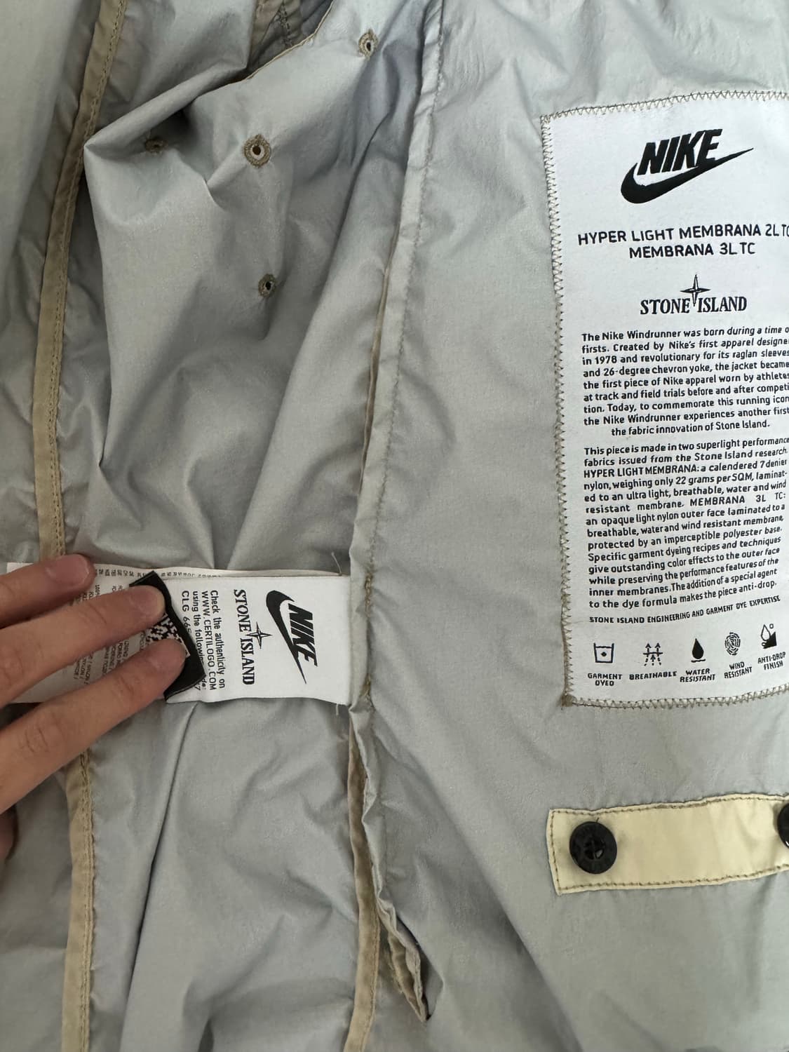 스톤아일랜드 X 나이키 윈드러너 베이지 상품이미지4