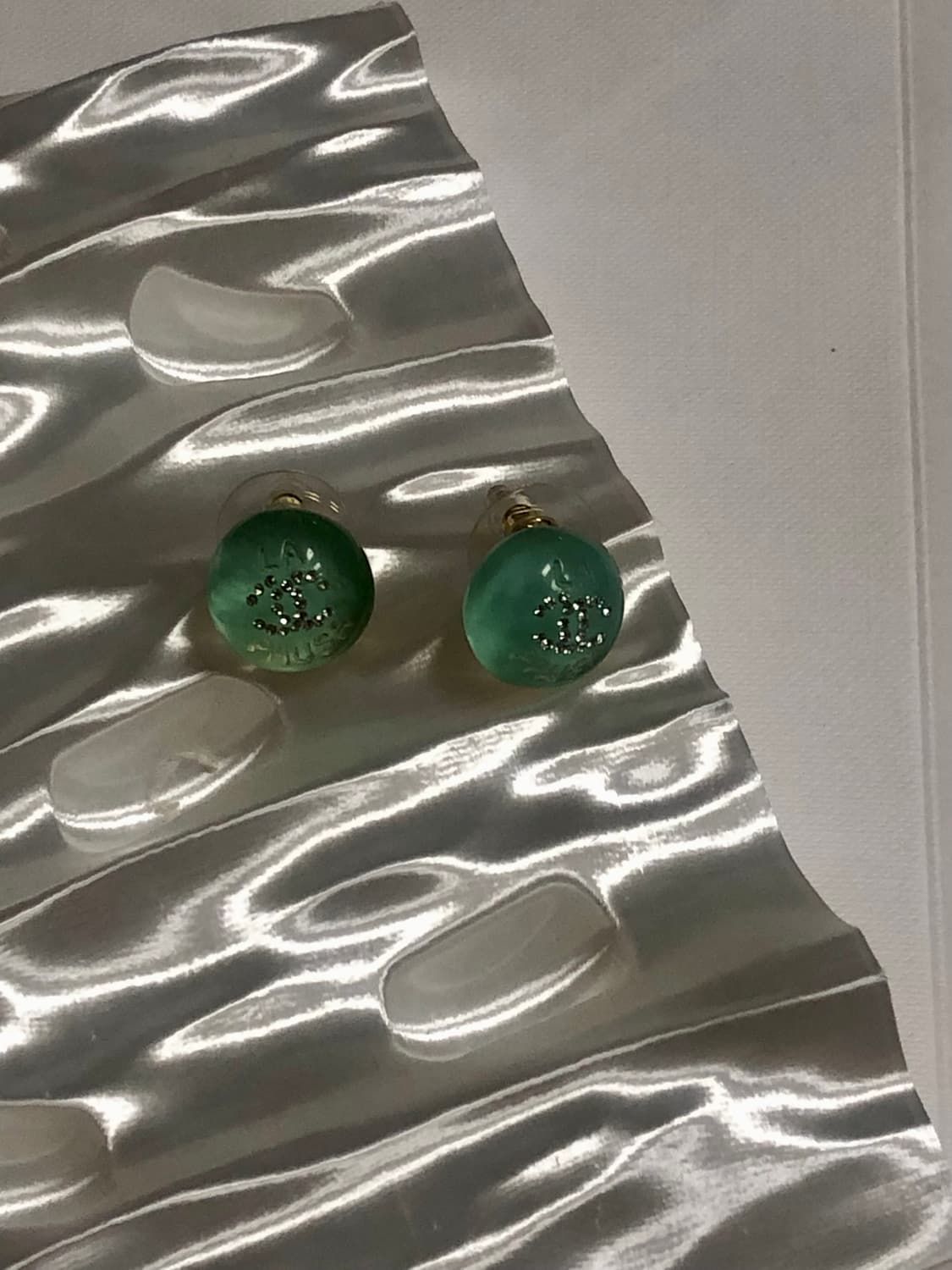 샤넬 빈티지 그린 미러볼 업사이클링 귀걸이 상품이미지1