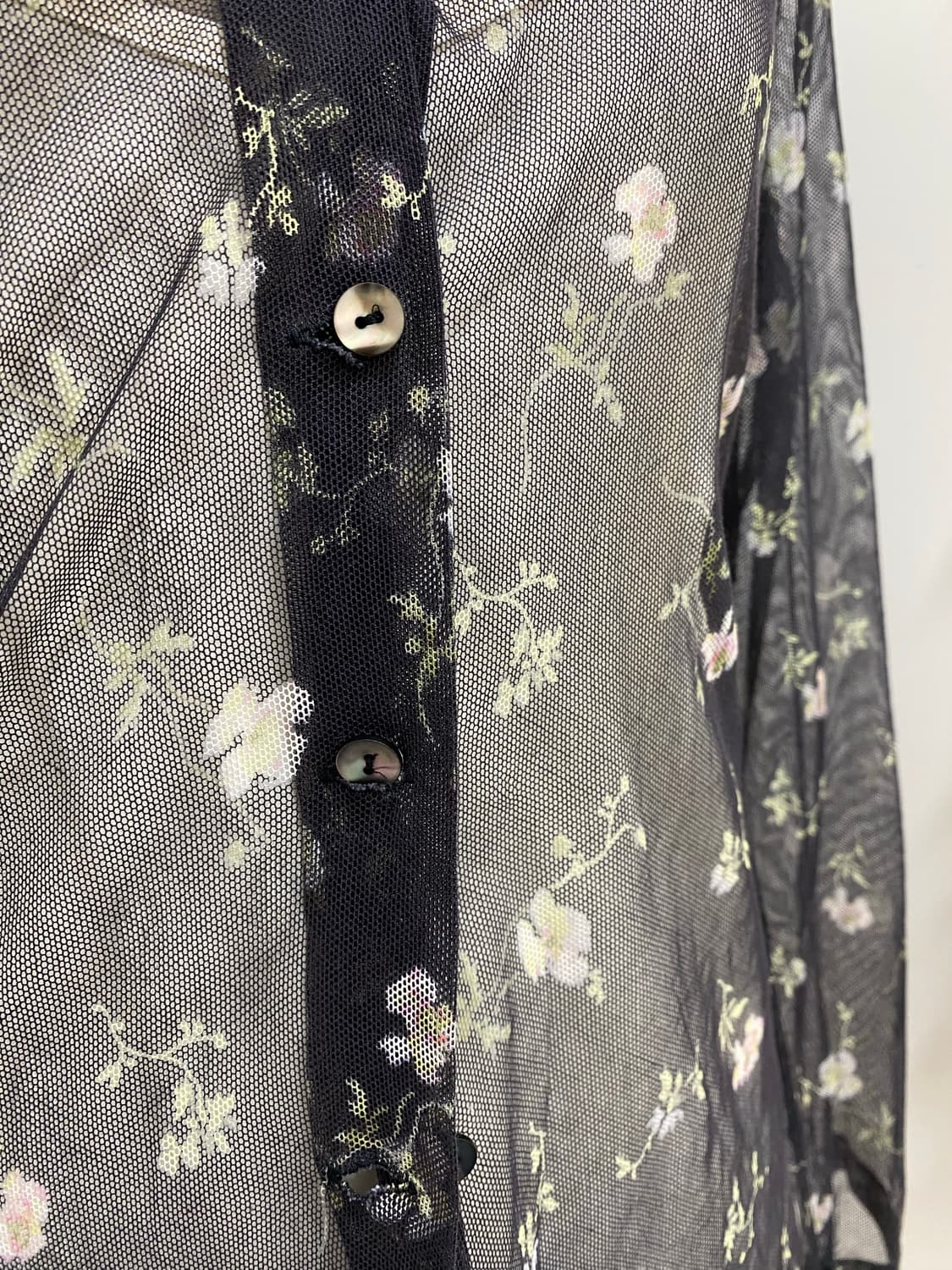 Agnes.b 블랙 플라워 시스루 셔츠 상품이미지4