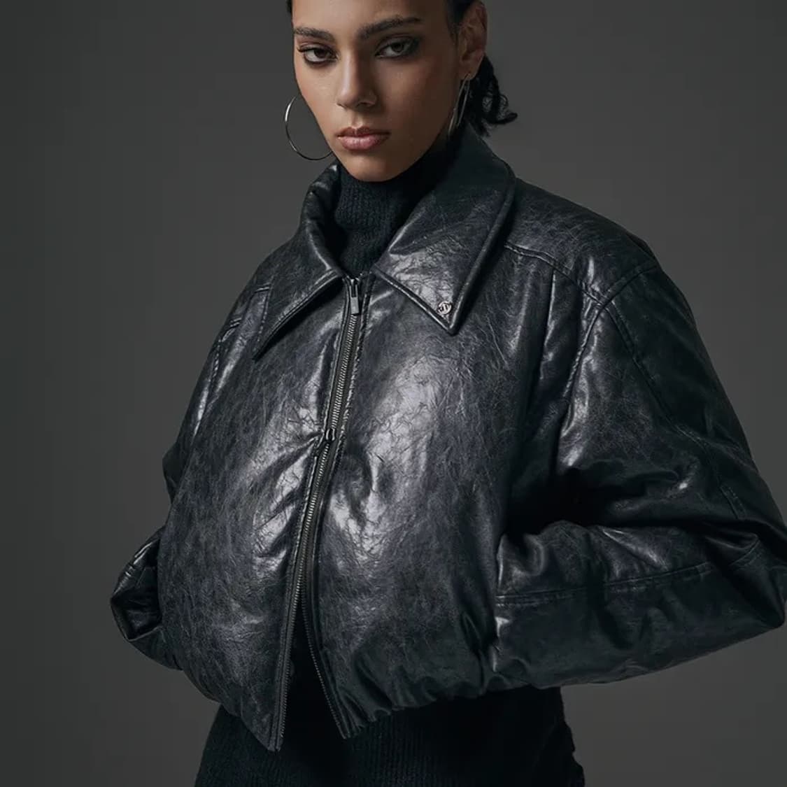 트리밍버드 글로시 레더 숏 패딩 점퍼 [Charcoal] 상품이미지1