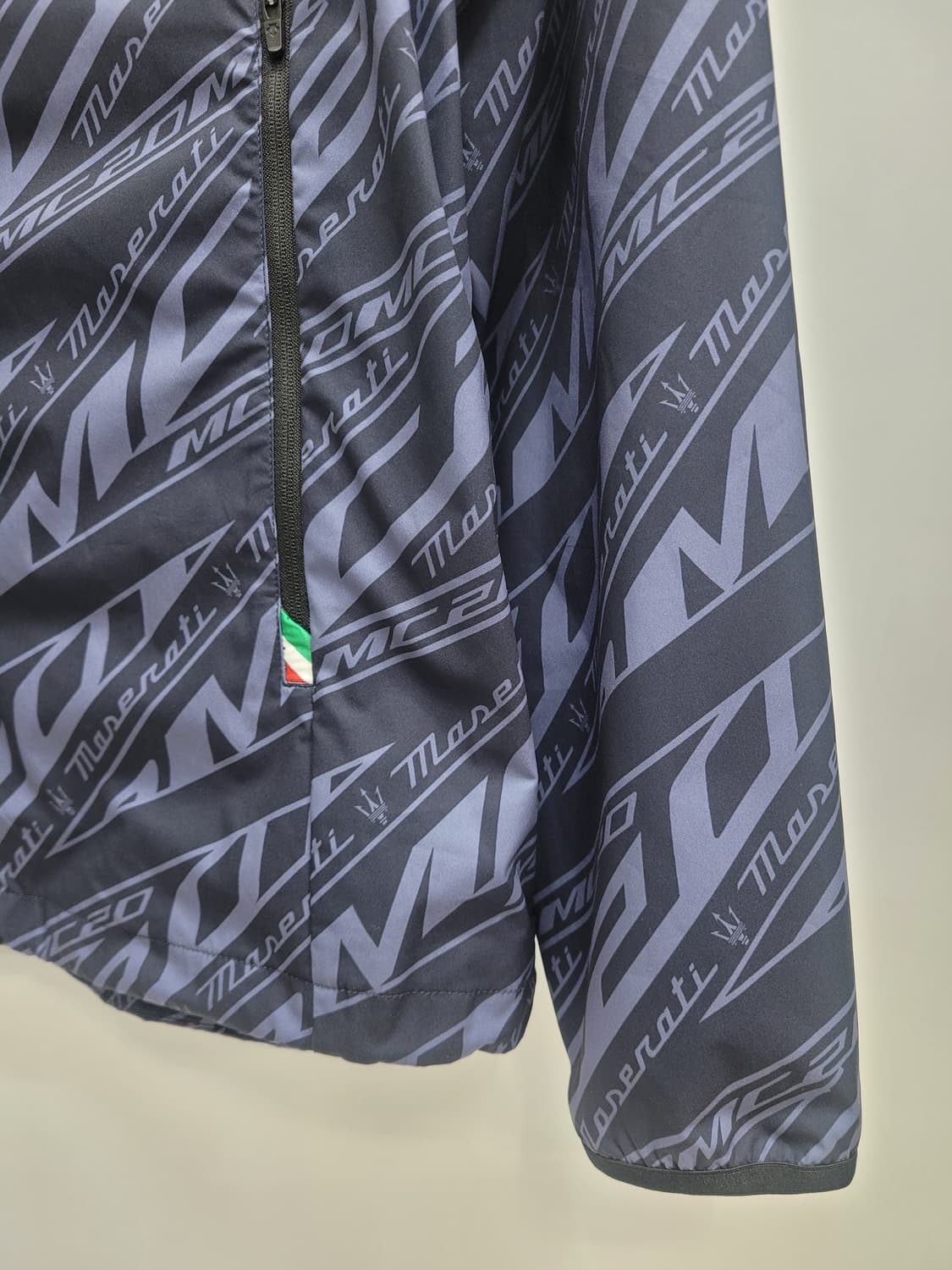 DESCENTE 22년 데상트 X 마세라티MC20 CAMO 후드 바람막이 상품이미지4