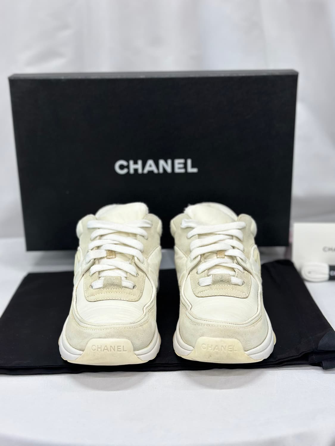 [정품] 샤넬 화이트 CC 로고 화이트 스니커즈 38사이즈 상품이미지3