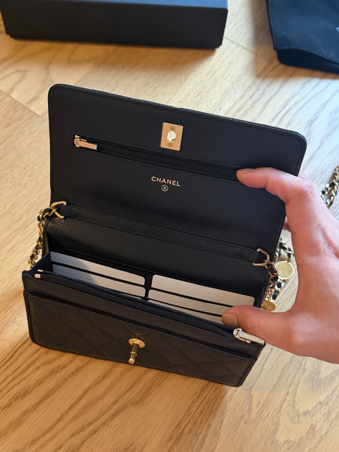 샤넬 클래식 캐비어 WOC 골드코인 상품이미지4