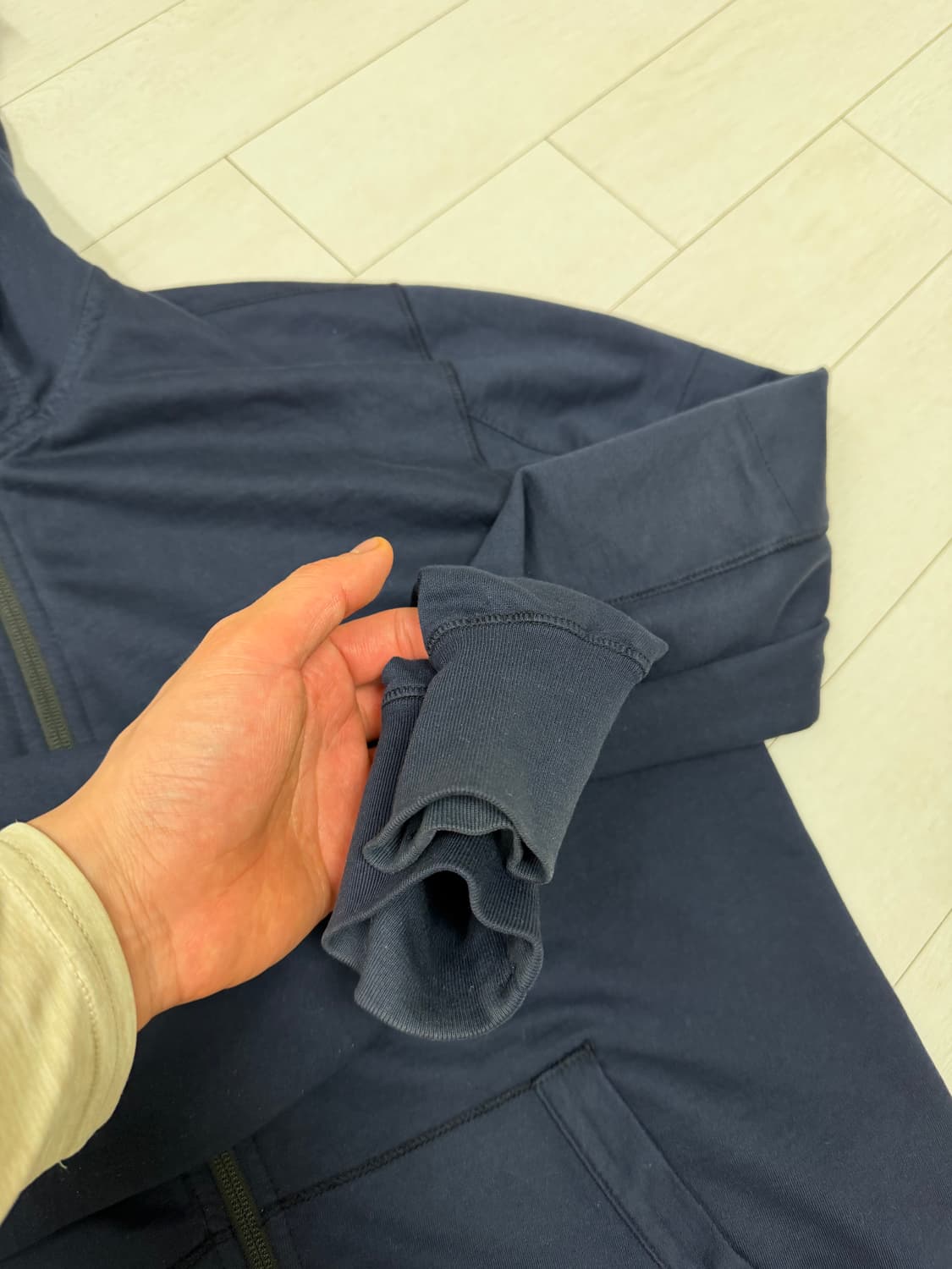 cp컴퍼니 후드 집업 M 사이즈 네이비 색상  상태 9.8/10  사진찍 상품이미지2