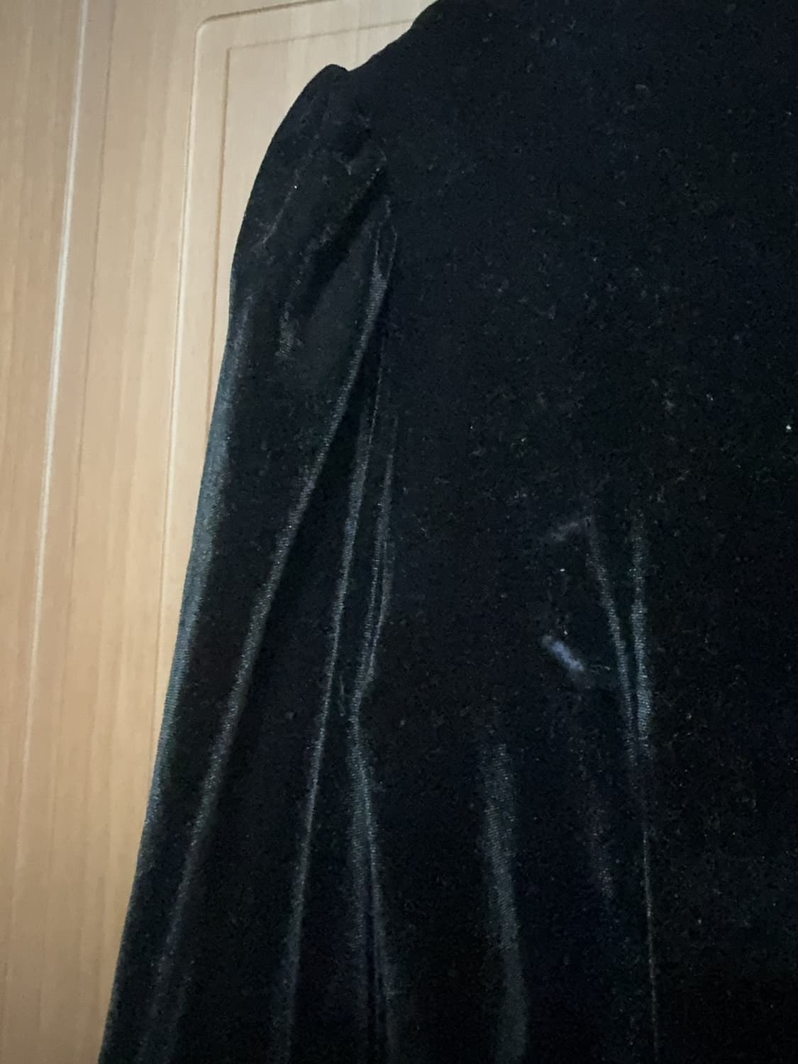 에이블리 무신사 지그재그 연말룩 공겜여주 에이블리 벨벳 블랙 원피스 상품이미지5